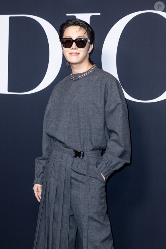 Et pour cause Jung Ho-seok alias J-Hope, a terminé son service obligatoire de 18 ans, ce jeudi 17 octobre 2024. 
J-Hope (Jung Ho-seok du boys band sud-coréen BTS) - Photocall du défilé Dior lors de la Fashion Week Homme automne-hiver 2023/24 de Paris, France, le 20 janvier 2023. © Olivier Borde/Bestimage 