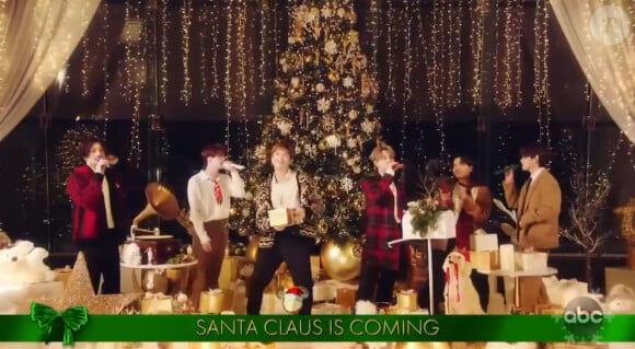 Le groupe BTS chante "Santa Claus is Coming to Town" lors de l'émission spéciale ABC "Disney Holiday Singalong", le 30 novembre 2020. 