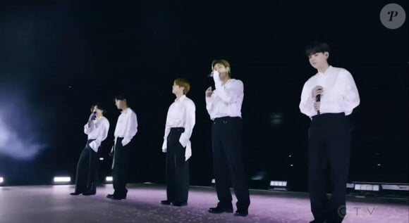 Le groupe BTS interprète sa chanson "Life Goes On" à la fin de la cérémonie des "American Music Awards 2020" au Microsoft Theatre à Los Angeles, le 22 novembre 2020. 