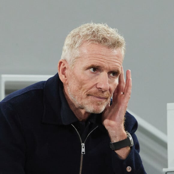 "Je lui disais souvent "avec toi j'irais au bout du monde'".
Denis Brogniart dans les tribunes des Internationaux de France de tennis de Roland Garros 2024 à Paris, France, le 31 mai 2024. © Jacovides-Moreau/bestimage 