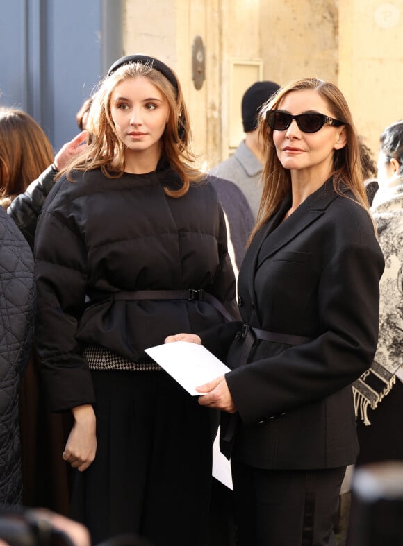 Une fois son bac de géopolitique en poche, la fille aînée d'Emmanuel-Philibert de Savoie et de Clotilde Courau s'est inscrite en sciences politiques à Londres 
Vittoria di Savoia et sa mère Clotilde Courau - Arrivées au défilé Dior Haute Couture Printemps/Été 2024 dans le cadre de la Fashion Week de Paris (PFW), au musée Rodin à Paris, France, le 22 janvier 2024. © Denis Guignebourg/Bestimage 