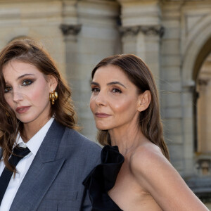 Clotilde Courau et sa fille Vittoria de Savoie - Photocall du défilé de mode automne-hiver 2024 Haute-Couture "Valentino" au château de Chantilly, lors de la fashion week de Paris. Le 5 juillet 2023 © Olivier Borde / Bestimage 