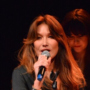 Carla Bruni chante sur la scène du Teatro Dal Verme dans le cadre du Worm Up! Festival le 6 juillet 2024. 