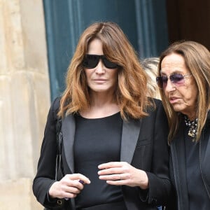 Carla Bruni - Sortie des obsèques de Jean-Yves Le Fur en l'église Saint-Roch à Paris, le 6 avril 2024. 