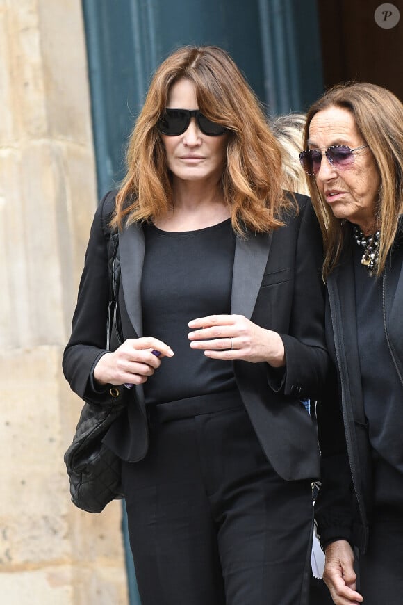 Carla Bruni - Sortie des obsèques de Jean-Yves Le Fur en l'église Saint-Roch à Paris, le 6 avril 2024. 