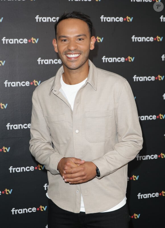 Mohamed Bouhafsi, chroniqueur dans l'émission "C à vous", a reçu une distinction de taille : l'insigne de chevalier de l'ordre national du Mérite...
Mohamed Bouhafsi au photocall de la conférence de presse de rentrée de France Télévisions à Paris, France, le 4 septembre 2024. © Coadic Guirec/Bestimage  France TV Press Presentation in Paris, France, on September 4th, 2024.