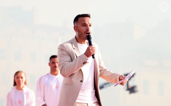 Le journaliste a transformé sa propre expérience de la maltraitance en force pour s'engager activement en faveur de la protection de l'enfance...
Mohamed Bouhafsi - lors de la cérémonie d'arrivée de la flamme olympique au Vieux-Port de Marseille, France, le 8 mai 2024, avant les Jeux olympiques et paralympiques de Paris 2024. Le transfert de la flamme à terre d'un navire de haut du XIXème siècle marquera le début du relais de la torche olympique de 12 000 kilomètres (7500 milles) à travers la France. © Dominique Jacovides/Bestimage