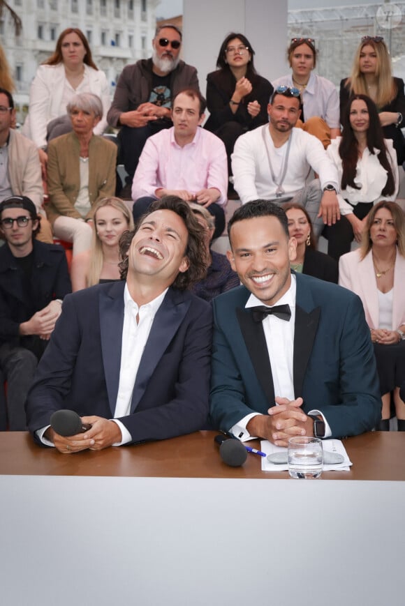 À seulement 32 ans, le journaliste poursuit son combat contre les violences faites aux enfants tout en développant des projets ambitieux pour la télévision française...
Exclusif - Bertrand Chameroy, Mohamed Bouhafsi sur le plateau de l'émission "C à vous" lors du 77ème Festival International du Film de Cannes le 20 mai 2024. 