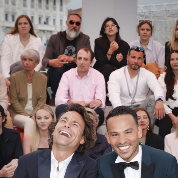 À seulement 32 ans, le journaliste poursuit son combat contre les violences faites aux enfants tout en développant des projets ambitieux pour la télévision française...
Exclusif - Bertrand Chameroy, Mohamed Bouhafsi sur le plateau de l'émission "C à vous" lors du 77ème Festival International du Film de Cannes le 20 mai 2024. 