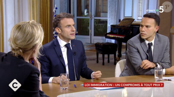 Captures d'écran - Anne-Élisabeth Lemoine - Mohamed Bouhafsi - Le président Emmanuel Macron s'exprime lors de l'émission "C à vous" au palais de l'Elysée le lendemain de l'adoption de la loi Immigration. Paris, le 20 décembre 2023. © Jack Tribeca / Bestimage 