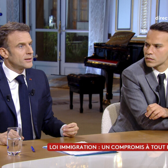 Captures d'écran - Anne-Élisabeth Lemoine - Mohamed Bouhafsi - Le président Emmanuel Macron s'exprime lors de l'émission "C à vous" au palais de l'Elysée le lendemain de l'adoption de la loi Immigration. Paris, le 20 décembre 2023. © Jack Tribeca / Bestimage 