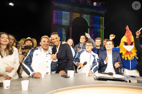 Exclusif - No Web - Mohamed Bouhafsi, Laurent Luyat, et les médaillés olympiques et paralympiques - Backstage - Personnalités sur le plateau de l'émission "Paris 2024 : merci! La grande soirée événement" sur les Champs-Elysées à Paris, à l'occasion des Jeux Olympiques et Paralympiques Paris 2024, diffusée en direct sur France 2, le 14 septembre 2024 © Perusseau-Ramsamy / Bestimage  Exclusive - No Web No Blog pour Belgique et Suisse 