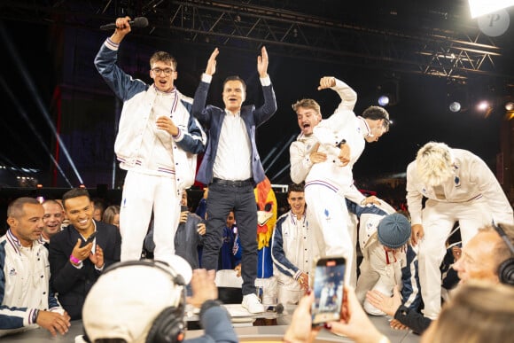 Exclusif - No Web - Mohamed Bouhafsi, Laurent Luyat, et les médaillés olympiques et paralympiques - Backstage - Personnalités sur le plateau de l'émission "Paris 2024 : merci! La grande soirée événement" sur les Champs-Elysées à Paris, à l'occasion des Jeux Olympiques et Paralympiques Paris 2024, diffusée en direct sur France 2, le 14 septembre 2024 © Perusseau-Ramsamy / Bestimage  Exclusive - No Web No Blog pour Belgique et Suisse 