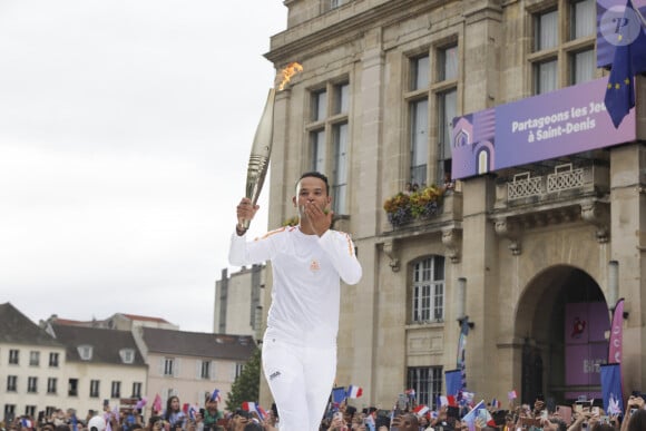 Mohamed Bouhafsi lors du dernier relais de La Flamme Olympiques avant la cérémonie d'ouverture des Jeux Olympiques (JO) de Paris 2024 à Saint-Denis, Seine Saint-Denis, France, le 26 juillet 2024. © Melloul-Tribeca/Bestimage  Celebs during the final relay of the Olympic Flame before the opening ceremony of the Paris 2024 Olympic Games (OG) in Saint-Denis, Seine Saint-Denis, France, on July 26, 2024. © Melloul-Tribeca/Bestimage 