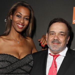 Dans un petit quartier connu de Paris
Didier Bourdon et sa femme Marie-Sandra Badini au photocall de la soirée "Orange" sur la plage de l'hôtel Majectic lors du 72ème Festival International du Film de Cannes, le 18 mai 2019. © Denis Guignebourg/Bestimage 