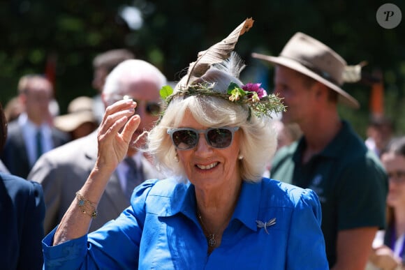 Une couronne de fleurs a même été offerte à la reine consort pour la remercier d'avoir pris part à cet événement convivial. 
Le roi Charles III d'Angleterre et Camilla Parker Bowles, reine consort d'Angleterre, participent au barbecue communautaire à Sydney, le 22 octobre 2024.