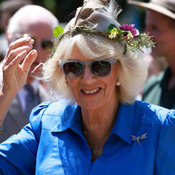 Une couronne de fleurs a même été offerte à la reine consort pour la remercier d'avoir pris part à cet événement convivial. 
Le roi Charles III d'Angleterre et Camilla Parker Bowles, reine consort d'Angleterre, participent au barbecue communautaire à Sydney, le 22 octobre 2024.