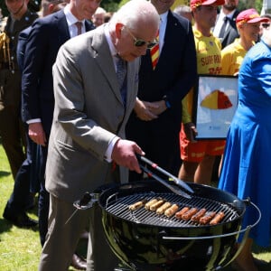 Le monarque est actuellement en Australie et ce, pour un séjour total de 9 jours avec Camilla Parker Bowles. 
Le roi Charles III d'Angleterre et Camilla Parker Bowles, reine consort d'Angleterre, participent au barbecue communautaire à Sydney, le 22 octobre 2024.