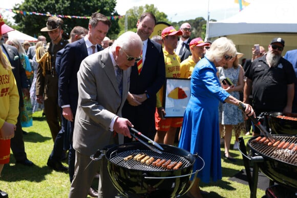 Le monarque est actuellement en Australie et ce, pour un séjour total de 9 jours avec Camilla Parker Bowles. 
Le roi Charles III d'Angleterre et Camilla Parker Bowles, reine consort d'Angleterre, participent au barbecue communautaire à Sydney, le 22 octobre 2024.