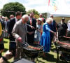 En effet, Charles III et Camilla Parker-Bowles ont été pris en photo lors d'un barbecue communautaire à Sydney mardi 22 octobre 2024. 
Le roi Charles III d'Angleterre et Camilla Parker Bowles, reine consort d'Angleterre, participent au barbecue communautaire à Sydney, le 22 octobre 2024.