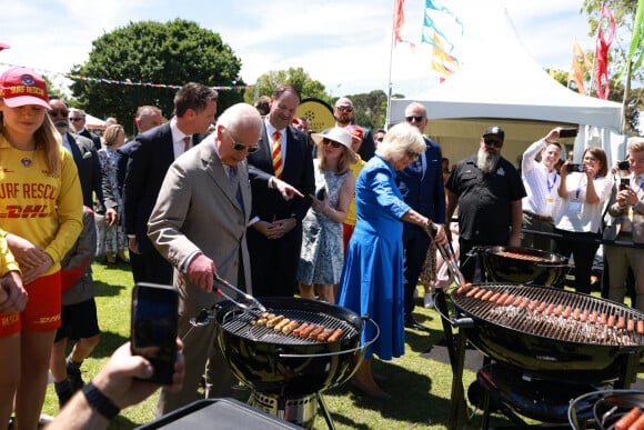 En effet, Charles III et Camilla Parker-Bowles ont été pris en photo lors d'un barbecue communautaire à Sydney mardi 22 octobre 2024. 
Le roi Charles III d'Angleterre et Camilla Parker Bowles, reine consort d'Angleterre, participent au barbecue communautaire à Sydney, le 22 octobre 2024.