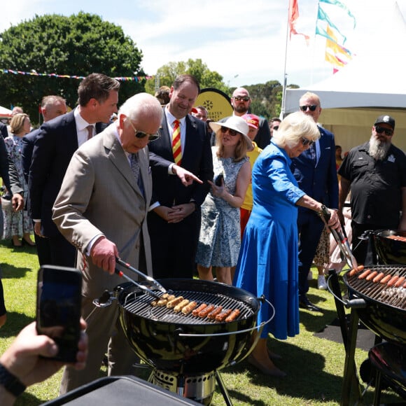 En effet, Charles III et Camilla Parker-Bowles ont été pris en photo lors d'un barbecue communautaire à Sydney mardi 22 octobre 2024. 
Le roi Charles III d'Angleterre et Camilla Parker Bowles, reine consort d'Angleterre, participent au barbecue communautaire à Sydney, le 22 octobre 2024.