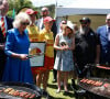 Le couple a pris beaucoup de plaisir à faire cuire lui-même ses saucisses. 
Le roi Charles III d'Angleterre et Camilla Parker Bowles, reine consort d'Angleterre, participent au barbecue communautaire à Sydney, le 22 octobre 2024.