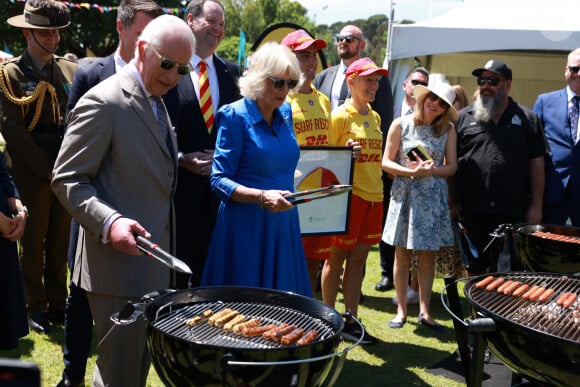 Le couple a pris beaucoup de plaisir à faire cuire lui-même ses saucisses. 
Le roi Charles III d'Angleterre et Camilla Parker Bowles, reine consort d'Angleterre, participent au barbecue communautaire à Sydney, le 22 octobre 2024.