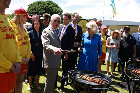 Le roi Charles III d'Angleterre et Camilla Parker Bowles, reine consort d'Angleterre, participent au barbecue communautaire à Sydney, le 22 octobre 2024.