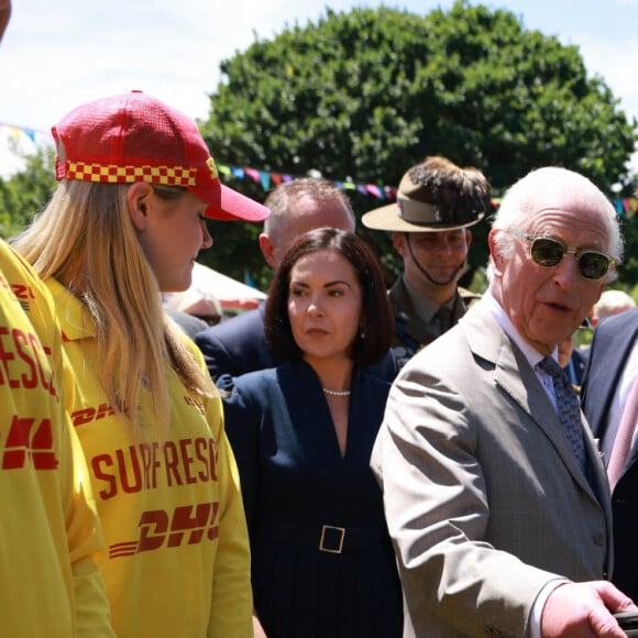 Le roi Charles III d'Angleterre et Camilla Parker Bowles, reine consort d'Angleterre, participent au barbecue communautaire à Sydney, le 22 octobre 2024.