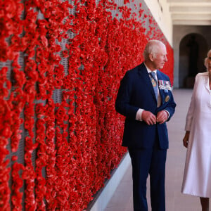 Le roi Charles III d'Angleterre et Camilla Parker Bowles, reine consort d'Angleterre, visitent le Mémorial australien de la guerre à Canberra (Australie), le 21 octobre 2024.