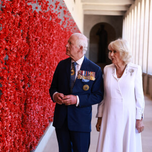 Le roi Charles III d'Angleterre et Camilla Parker Bowles, reine consort d'Angleterre, visitent le Mémorial australien de la guerre à Canberra (Australie), le 21 octobre 2024.