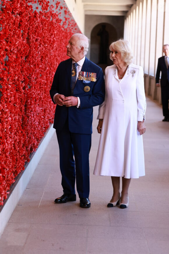 Le roi Charles III d'Angleterre et Camilla Parker Bowles, reine consort d'Angleterre, visitent le Mémorial australien de la guerre à Canberra (Australie), le 21 octobre 2024.