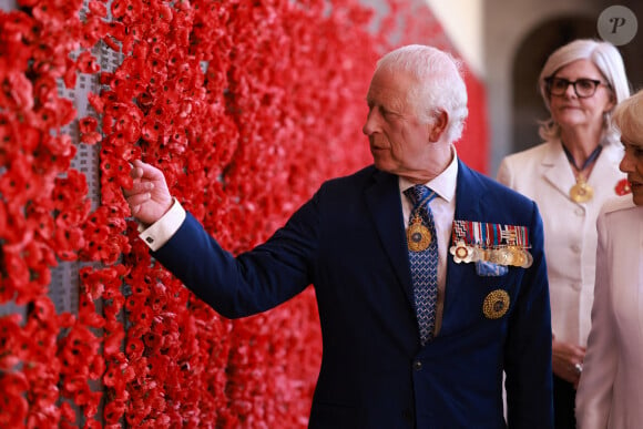 Le roi Charles III d'Angleterre et Camilla Parker Bowles, reine consort d'Angleterre, visitent le Mémorial australien de la guerre à Canberra (Australie), le 21 octobre 2024.