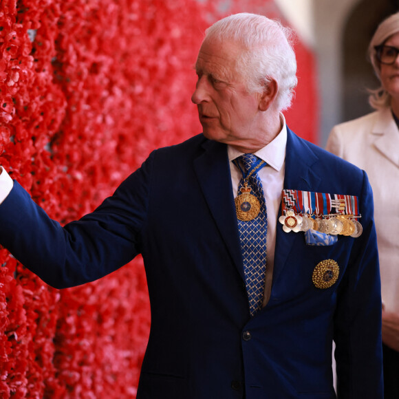 Le roi Charles III d'Angleterre et Camilla Parker Bowles, reine consort d'Angleterre, visitent le Mémorial australien de la guerre à Canberra (Australie), le 21 octobre 2024.