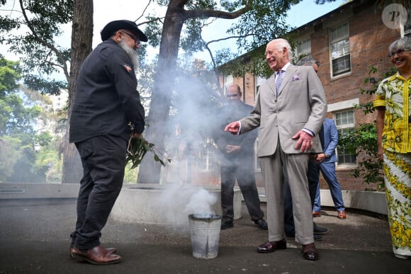 Le roi Charles III participe à une cérémonie de purification par la fumée lors d'une visite au Centre national de l'excellence autochtone à Sydney, au troisième jour de la visite royale en Australie et à Samoa.