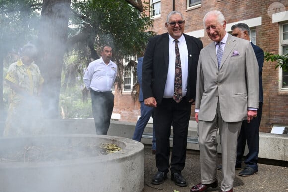 Le roi Charles III participe à une cérémonie de purification par la fumée lors d'une visite au Centre national de l'excellence autochtone à Sydney, au troisième jour de la visite royale en Australie et à Samoa.