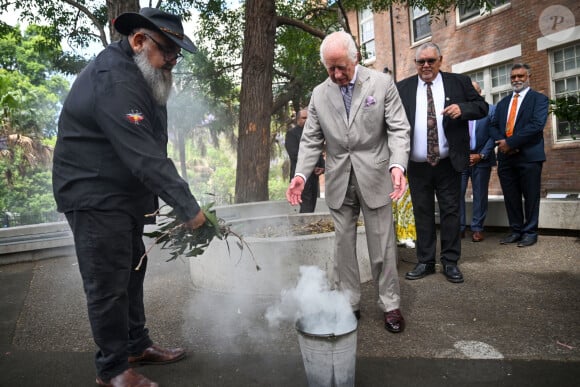 Le roi Charles III participe à une cérémonie de purification par la fumée lors d'une visite au Centre national de l'excellence autochtone à Sydney, au troisième jour de la visite royale en Australie et à Samoa.