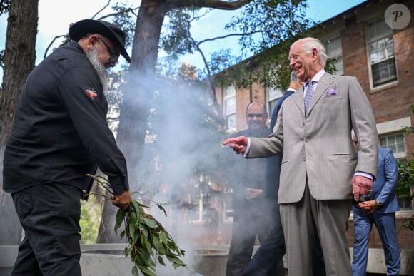 Le roi Charles III participe à une cérémonie de purification par la fumée lors d'une visite au Centre national de l'excellence autochtone à Sydney, au troisième jour de la visite royale en Australie et à Samoa