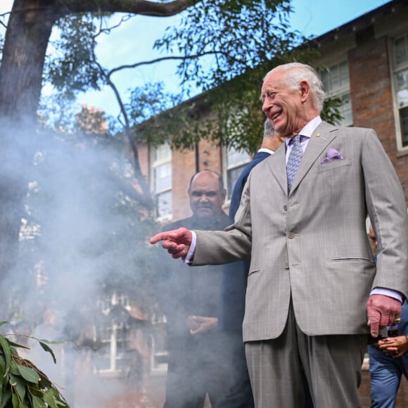 Le roi Charles III participe à une cérémonie de purification par la fumée lors d'une visite au Centre national de l'excellence autochtone à Sydney, au troisième jour de la visite royale en Australie et à Samoa