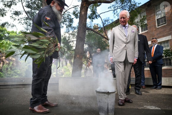 Le roi Charles III participe à une cérémonie de purification par la fumée lors d'une visite au Centre national de l'excellence autochtone à Sydney, au troisième jour de la visite royale en Australie et à Samoa. 