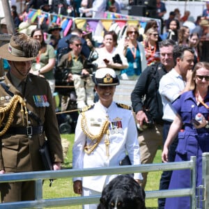 Le roi Charles III d'Angleterre et Camilla Parker Bowles, reine consort d'Angleterre, participent au barbecue communautaire à Sydney, le 22 octobre 2024.