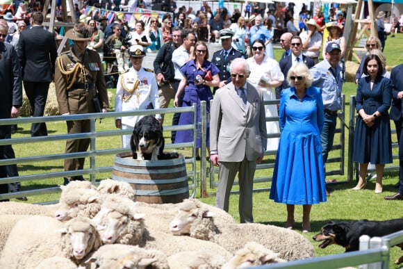 Le roi Charles III d'Angleterre et Camilla Parker Bowles, reine consort d'Angleterre, participent au barbecue communautaire à Sydney, le 22 octobre 2024.