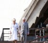 Le roi Charles III d'Angleterre et Camilla Parker Bowles, reine consort d'Angleterre, descendent l'escalier de l'opéra de Sydney lors de leur visite officielle en Australie, le 22 octobre 2024. 