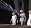 Le roi Charles III d'Angleterre et Camilla Parker Bowles, reine consort d'Angleterre, descendent l'escalier de l'opéra de Sydney lors de leur visite officielle en Australie, le 22 octobre 2024. 