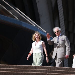 Le roi Charles III d'Angleterre et Camilla Parker Bowles, reine consort d'Angleterre, descendent l'escalier de l'opéra de Sydney lors de leur visite officielle en Australie, le 22 octobre 2024. 