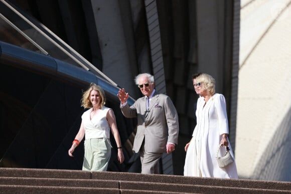 Le roi Charles III d'Angleterre et Camilla Parker Bowles, reine consort d'Angleterre, descendent l'escalier de l'opéra de Sydney lors de leur visite officielle en Australie, le 22 octobre 2024. 