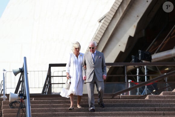 Le roi Charles III d'Angleterre et Camilla Parker Bowles, reine consort d'Angleterre, descendent l'escalier de l'opéra de Sydney lors de leur visite officielle en Australie, le 22 octobre 2024. 