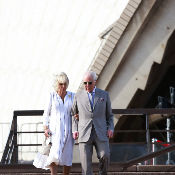 Le roi Charles III d'Angleterre et Camilla Parker Bowles, reine consort d'Angleterre, descendent l'escalier de l'opéra de Sydney lors de leur visite officielle en Australie, le 22 octobre 2024. 