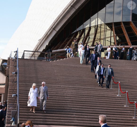 Le roi Charles III d'Angleterre et Camilla Parker Bowles, reine consort d'Angleterre, descendent l'escalier de l'opéra de Sydney lors de leur visite officielle en Australie, le 22 octobre 2024. 